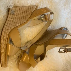 Michael Kors patent leather wedges👜